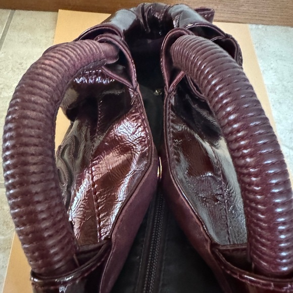 Pre-owned LOEWE NAPPA AIRE Metallic Patent Leather Burgundy Boho Handbag - Picture 5 of 8